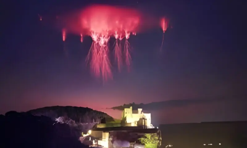 زمین کے اوپر سرخ روشنی کے ستون: پراسرار برقی مظاہر کی نئی جھلک