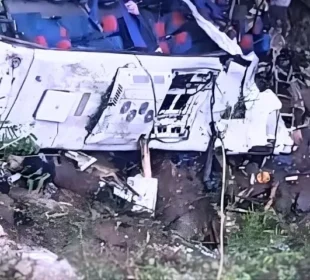 اسکول بس کھائی میں جا گری، 17 طلبا جاں بحق20 زخمی