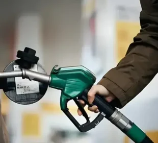 ڈیزل کی قیمت میں 14 روپے فی لیٹر کمی، پیٹرول کی قیمت برقرار