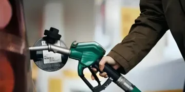 ڈیزل کی قیمت میں 14 روپے فی لیٹر کمی، پیٹرول کی قیمت برقرار 3 ڈیزل کی قیمت میں 14 روپے فی لیٹر کمی، پیٹرول کی قیمت برقرار