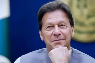 توشہ خانہ ٹو کیس: 17 سال قید کی سزا کے باوجود عمران خان مسکرا دیے