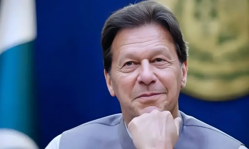 توشہ خانہ ٹو کیس: 17 سال قید کی سزا کے باوجود عمران خان مسکرا دیے