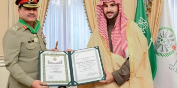 پاک فوج کے سربراہ کی سعودی عرب کے وزیر دفاع سے ملاقات، اعلیٰ اعزاز سے نوازا گیا 17 پاک فوج کے سربراہ کی سعودی عرب کے وزیر دفاع سے ملاقات، اعلیٰ اعزاز سے نوازا گیا