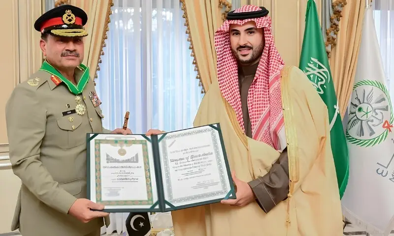 پاک فوج کے سربراہ کی سعودی عرب کے وزیر دفاع سے ملاقات، اعلیٰ اعزاز سے نوازا گیا