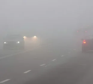 دھند اور آلودگی کے باعث سڑکوں پر حادثات میں اضافہ، ڈرائیورز کے لیے حفاظتی ہدایات جاری