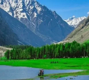 قدرتی حسن نے سب کو مسحور کر دیا، سوات اور ناران 2025 کے مقبول ترین سیاحتی مقامات