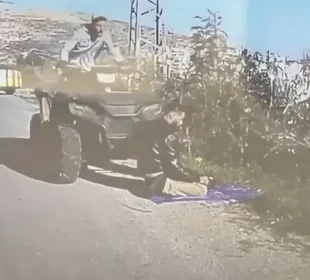 اسرائیلی اہلکار نے نماز پڑھتے فلسطینی کو گاڑی سے ٹکر مار دی