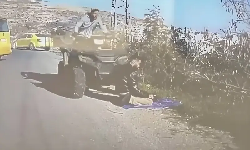 اسرائیلی اہلکار نے نماز پڑھتے فلسطینی کو گاڑی سے ٹکر مار دی