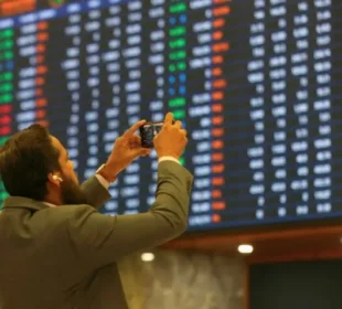 کے ایس ای-100 انڈیکس 1,74,000 پوائنٹس کے اوپر پہنچ گیا