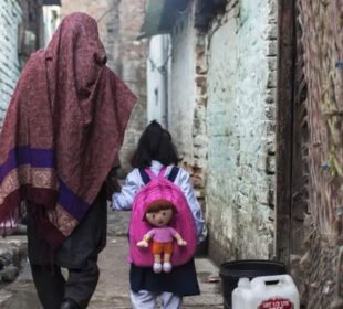 خاتون اپنی بیٹی کے اسکول بیگ میں منشیات چھپا کر اسمگل کرنے کی کوشش میں گرفتار