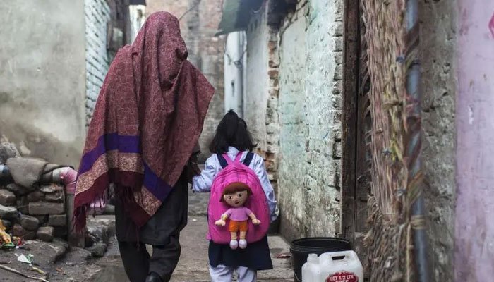 خاتون اپنی بیٹی کے اسکول بیگ میں منشیات چھپا کر اسمگل کرنے کی کوشش میں گرفتار