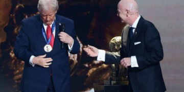 فیفانے امریکی صدرڈونلڈ ٹرمپ کوامن ایوارڈ سےنوازدیا 12 فیفانے امریکی صدرڈونلڈ ٹرمپ کوامن ایوارڈ سےنوازدیا