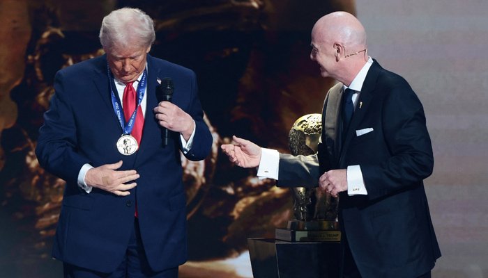 فیفانے امریکی صدرڈونلڈ ٹرمپ کوامن ایوارڈ سےنوازدیا 1 فیفانے امریکی صدرڈونلڈ ٹرمپ کوامن ایوارڈ سےنوازدیا