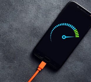 کیا فاسٹ چارجنگ سے فون کی بیٹری جلد خراب ہوتی ہے؟
