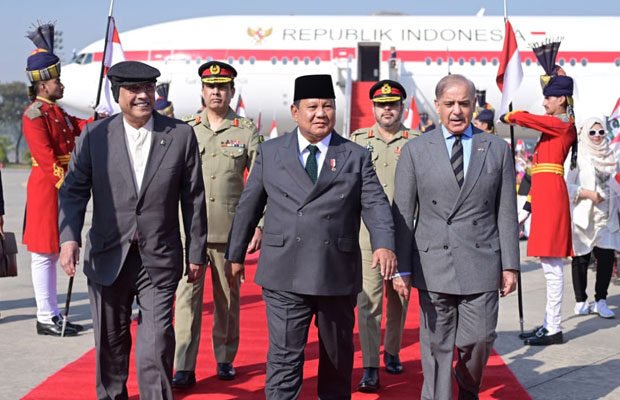نور خان ائیر بیس پر انڈونیشین صدر کا شاندار استقبال، 21 توپوں کی سلامی