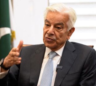 سازشی عناصر دوبارہ بانی پی ٹی آئی کو اقتدار میں لانے کی کوشش کر رہے ہیں، وزیر دفاع 4 سازشی عناصر دوبارہ بانی پی ٹی آئی کو اقتدار میں لانے کی کوشش کر رہے ہیں، وزیر دفاع