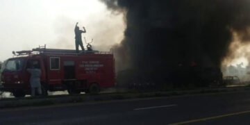 ژوب: ٹرک اڈے پر آئل ٹینکر اور کوئلے سے لدے ٹرک میں آتشزدگی، 16 افراد زخمی 4 ژوب: ٹرک اڈے پر آئل ٹینکر اور کوئلے سے لدے ٹرک میں آتشزدگی، 16 افراد زخمی