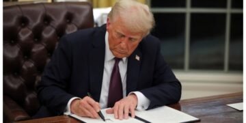 امریکی صدر نے 900 ارب ڈالر کے دفاعی بل پر دستخط کر دیے 27 امریکی صدر نے 900 ارب ڈالر کے دفاعی بل پر دستخط کر دیے