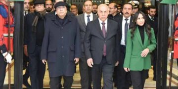 بغداد آمد پر عراقی حکام کا صدرِ پاکستان کا پرتپاک استقبال 38 بغداد آمد پر عراقی حکام کا صدرِ پاکستان کا پرتپاک استقبال