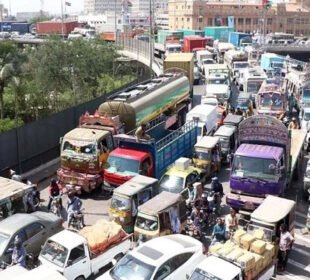 کراچی میں دن کے اوقات میں ہیوی ٹریفک پر عارضی پابندی 1 کراچی میں دن کے اوقات میں ہیوی ٹریفک پر عارضی پابندی