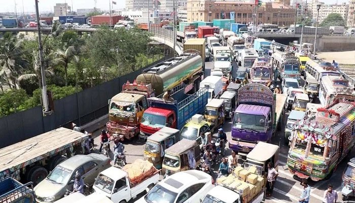 کراچی میں دن کے اوقات میں ہیوی ٹریفک پر عارضی پابندی