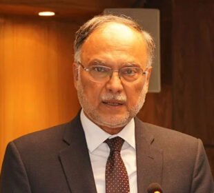 احسن اقبال نے لائیو پروگرام میں مداخلت کی وضاحت کر دی