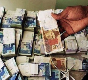 ریلوے پولیس نے مسافر کا 38 لاکھ روپے کا بیگ واپس کر کے ایمان داری کی مثال قائم کردی