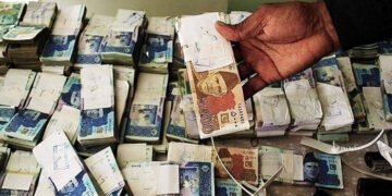 ریلوے پولیس نے مسافر کا 38 لاکھ روپے کا بیگ واپس کر کے ایمان داری کی مثال قائم کردی 2 ریلوے پولیس نے مسافر کا 38 لاکھ روپے کا بیگ واپس کر کے ایمان داری کی مثال قائم کردی