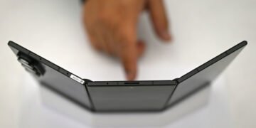 گلیکسی زیڈ ٹرائی فولڈ: سام سنگ کا مہنگا اور جدید فون 9 گلیکسی زیڈ ٹرائی فولڈ: سام سنگ کا مہنگا اور جدید فون