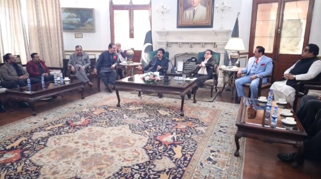 گورنر پنجاب سردار سیلم حیدر خان سے بزنس کمیونٹی کی تنظیم ففتھ پلر کے وفد کی عابد علی بٹ صدر پاکستان اکنامک موومنٹ ففتھ پلر کی سربراہی میں ملاقات