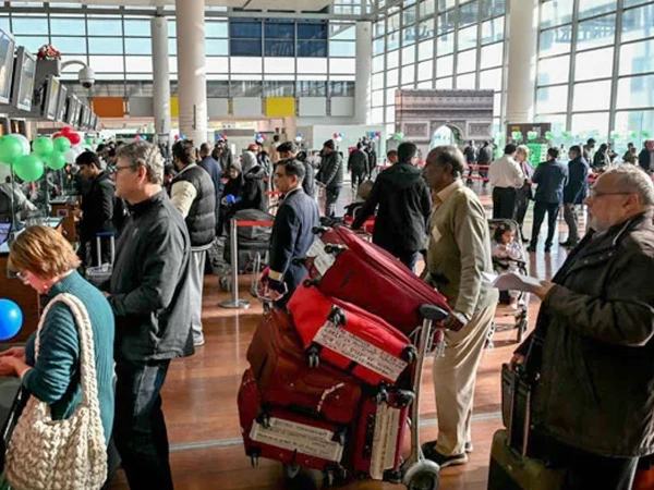 “مسافروں کیلئے سہولیات کی جنگ: پاکستان کےایئرپورٹس کہاں کھڑے ہیں؟”