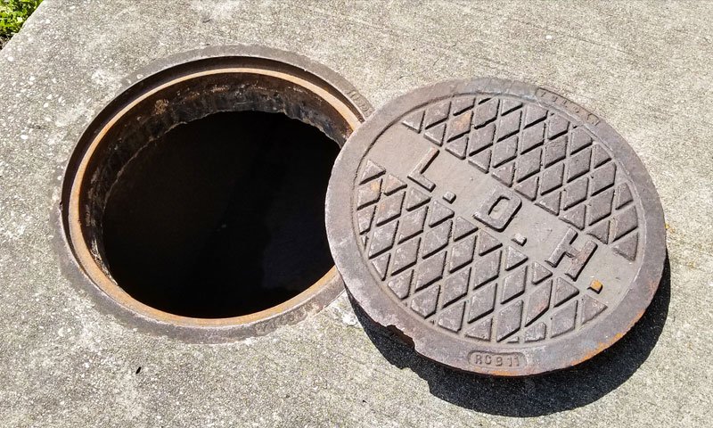 گٹر کے ڈھکن چوری کی بڑھتی ہوئی وارداتیں: وزیر دفاع کا سخت ردعمل