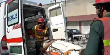 راولپنڈی سے کراچی جانے والی مسافر بس حادثے کا شکار، پانچ ہلاک اور 27 زخمی