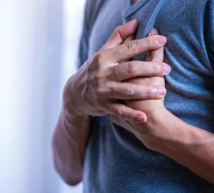 دل کے دورے کی علامات: گھر میں اکیلے ہونے کی صورت میں فوری اقدامات