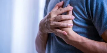 دل کے دورے کی علامات: گھر میں اکیلے ہونے کی صورت میں فوری اقدامات 26 دل کے دورے کی علامات: گھر میں اکیلے ہونے کی صورت میں فوری اقدامات