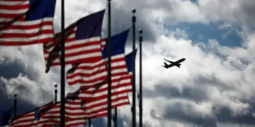 امریکا میں رواں سال ایک لاکھ سے زائد ویزے منسوخ، ہزاروں طلبہ بھی متاثر 20 امریکا میں رواں سال ایک لاکھ سے زائد ویزے منسوخ، ہزاروں طلبہ بھی متاثر