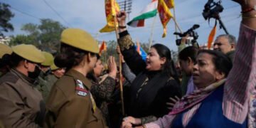 کشمیر میں میڈیکل انسٹی ٹیوٹ کی منظوری منسوخ، مسلم طلبہ کے داخلے پر تنازع 10 کشمیر میں میڈیکل انسٹی ٹیوٹ کی منظوری منسوخ، مسلم طلبہ کے داخلے پر تنازع