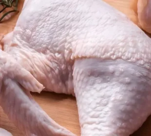 چکن کھال کے ساتھ یا بغیر: صحت کے لیے کیا بہتر ہے؟