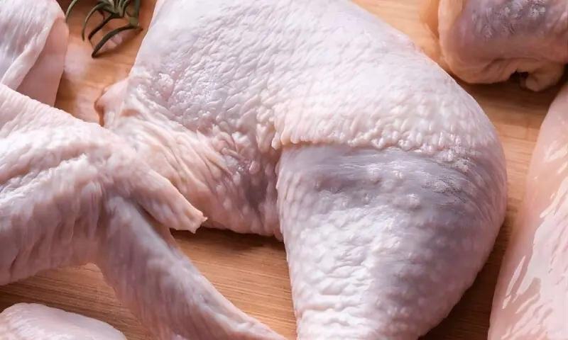 چکن کھال کے ساتھ یا بغیر: صحت کے لیے کیا بہتر ہے؟