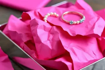 سونا اور چاندی گلابی کاغذ میں کیوں لپیٹے جاتے ہیں؟ دلچسپ حقیقت جان لیجیے