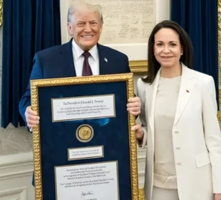 وینزویلا کی اپوزیشن رہنما مچاڈو نے صدر ٹرمپ کو نوبل امن انعام کا تمغہ پیش کردیا