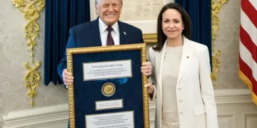 وینزویلا کی اپوزیشن رہنما مچاڈو نے صدر ٹرمپ کو نوبل امن انعام کا تمغہ پیش کردیا 1 وینزویلا کی اپوزیشن رہنما مچاڈو نے صدر ٹرمپ کو نوبل امن انعام کا تمغہ پیش کردیا