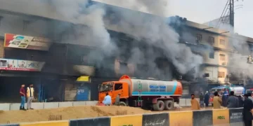 ہزاروں دکاندار متاثر، گل پلازہ آگ کراچی کی بڑی تجارتی تباہی بن گئی 40 ہزاروں دکاندار متاثر، گل پلازہ آگ کراچی کی بڑی تجارتی تباہی بن گئی