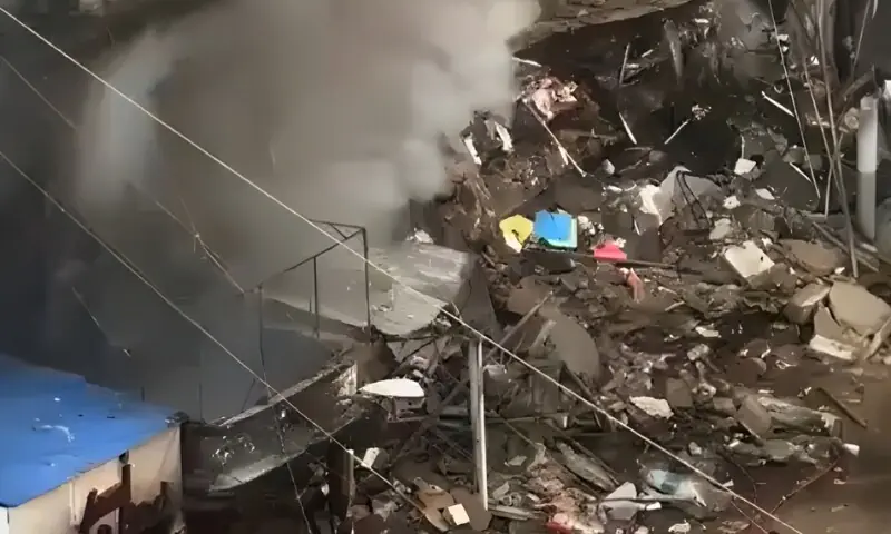 گل پلازہ میں ہولناک آتشزدگی، فائر فائٹر سمیت 6 افراد جاں بحق