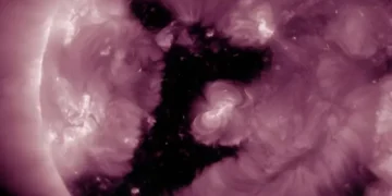 زمین کے اوپر خطرہ یا منظرنامہ؟ سورج کا عظیم کورونل ہول سامنےآگیا 37 زمین کے اوپر خطرہ یا منظرنامہ؟ سورج کا عظیم کورونل ہول سامنےآگیا