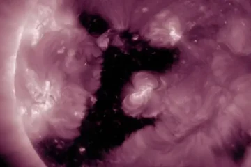 زمین کے اوپر خطرہ یا منظرنامہ؟ سورج کا عظیم کورونل ہول سامنےآگیا 3 زمین کے اوپر خطرہ یا منظرنامہ؟ سورج کا عظیم کورونل ہول سامنےآگیا