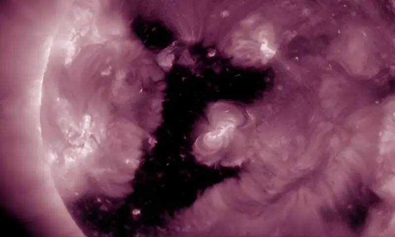 زمین کے اوپر خطرہ یا منظرنامہ؟ سورج کا عظیم کورونل ہول سامنےآگیا