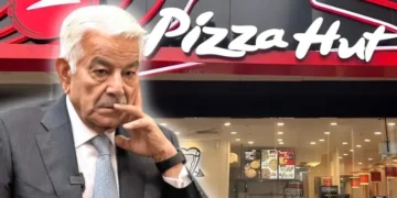سوشل میڈیا پر وائرل: وزیر دفاع خواجہ آصف اور مبینہ ’جعلی پیزا ہٹ‘ افتتاح