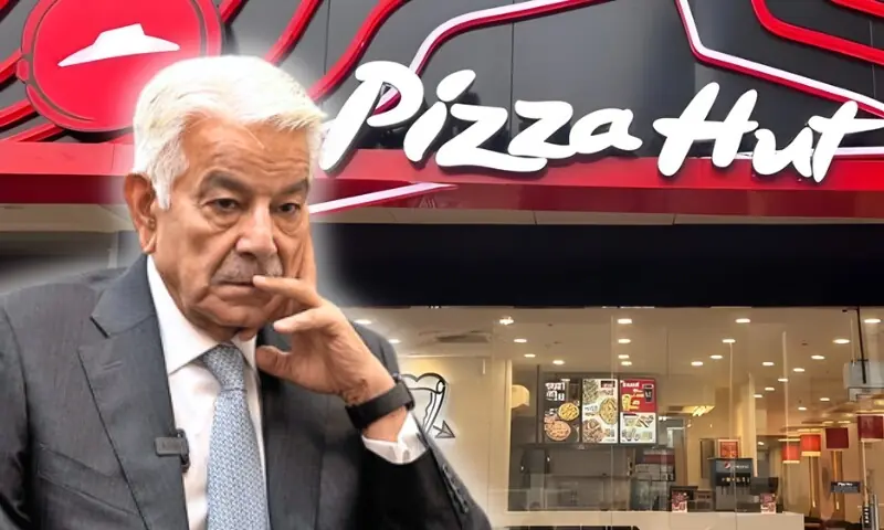 سوشل میڈیا پر وائرل: وزیر دفاع خواجہ آصف اور مبینہ ’جعلی پیزا ہٹ‘ افتتاح