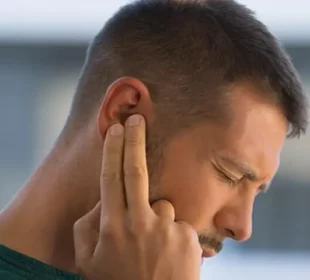 نہاتے وقت کان میں پانی چلا جائے تو کیا کریں؟ ماہرین کی اہم ہدایات